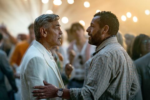 George Clooney spielt den alternden Filmstar Jay Kelly, Adam Sandler seinen leidgeplagten Manager Ron Sukenick. Foto: Peter Moun