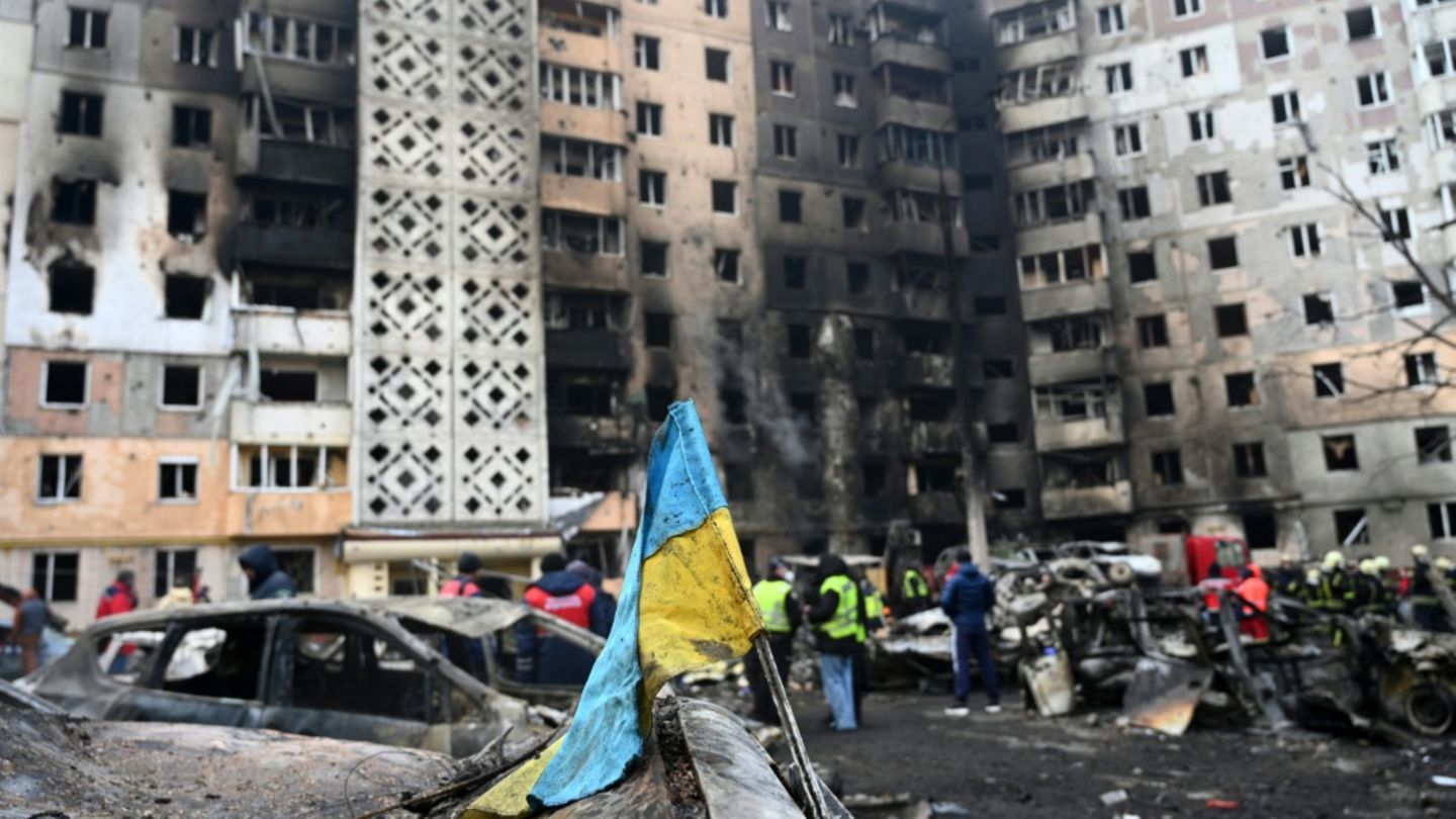 Bei russischem Angriff beschädigtes Wohnhaus in Ternopil