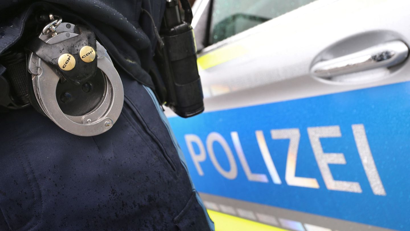 In Rosenheim hat ein Unbekannter eine 14-Jährige mit einem Messer schwer verletzt. (Symbolbild) Foto: Karl-Josef Hildenbrand/dpa