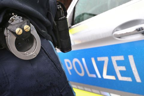 In Rosenheim hat ein Unbekannter eine 14-Jährige mit einem Messer schwer verletzt. (Symbolbild) Foto: Karl-Josef Hildenbrand/dpa