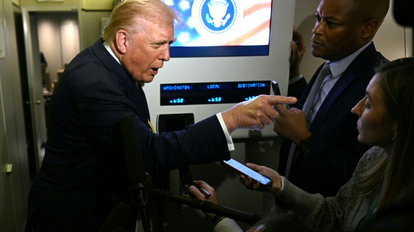 Trump an Bord der Präsidentenmaschine Air Force One