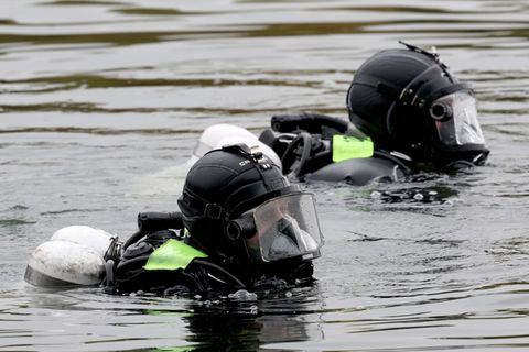 Taucher setzen die Suche am Morgen im Geierswalder See fort. (Symbolbild) Foto: Bernd Wüstneck/dpa