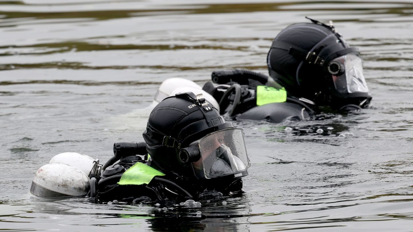 Taucher setzen die Suche am Morgen im Geierswalder See fort. (Symbolbild) Foto: Bernd Wüstneck/dpa