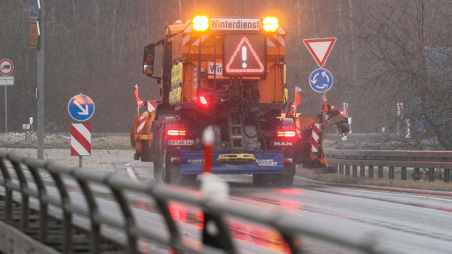 Auch im Flachland sind die ersten Flocken gefallen. (Archivbild) Foto: Jan Woitas/dpa