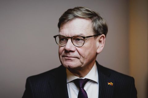 Johann Wadephul schaut links an der Kamera vorbei