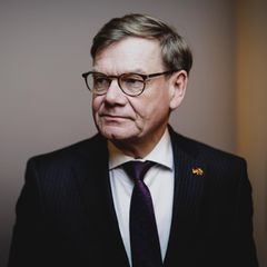 Johann Wadephul schaut links an der Kamera vorbei