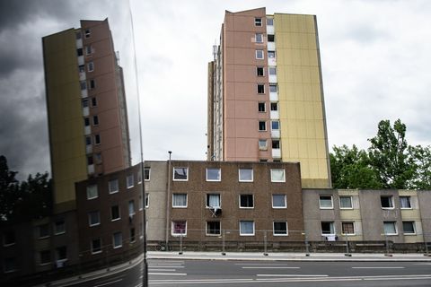 Das Gebäude ist wegen der schlechten Lebensumstände dort überregional bekannt. (Archivbild) Foto: Swen Pförtner/dpa