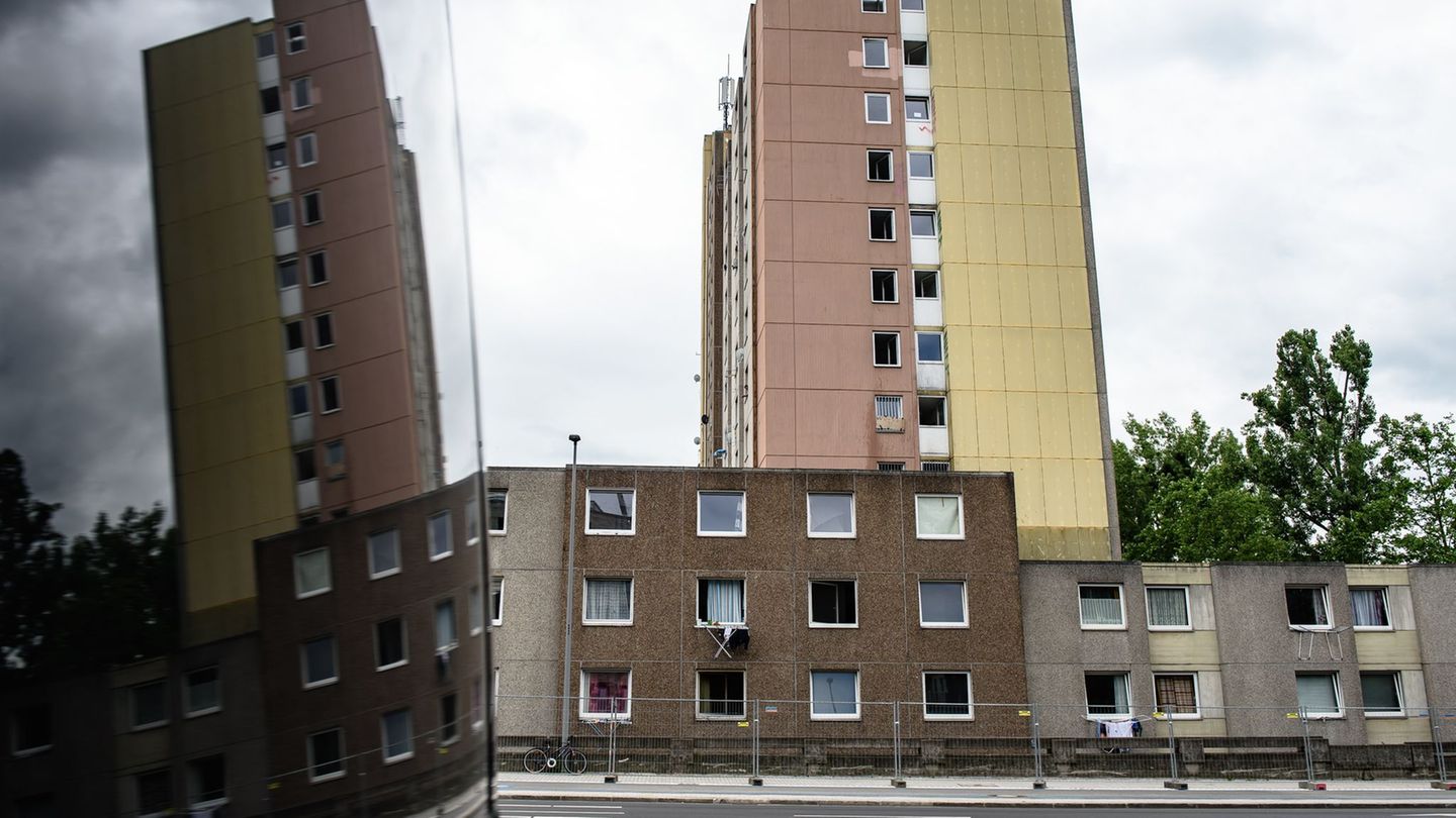 Das Gebäude ist wegen der schlechten Lebensumstände dort überregional bekannt. (Archivbild) Foto: Swen Pförtner/dpa
