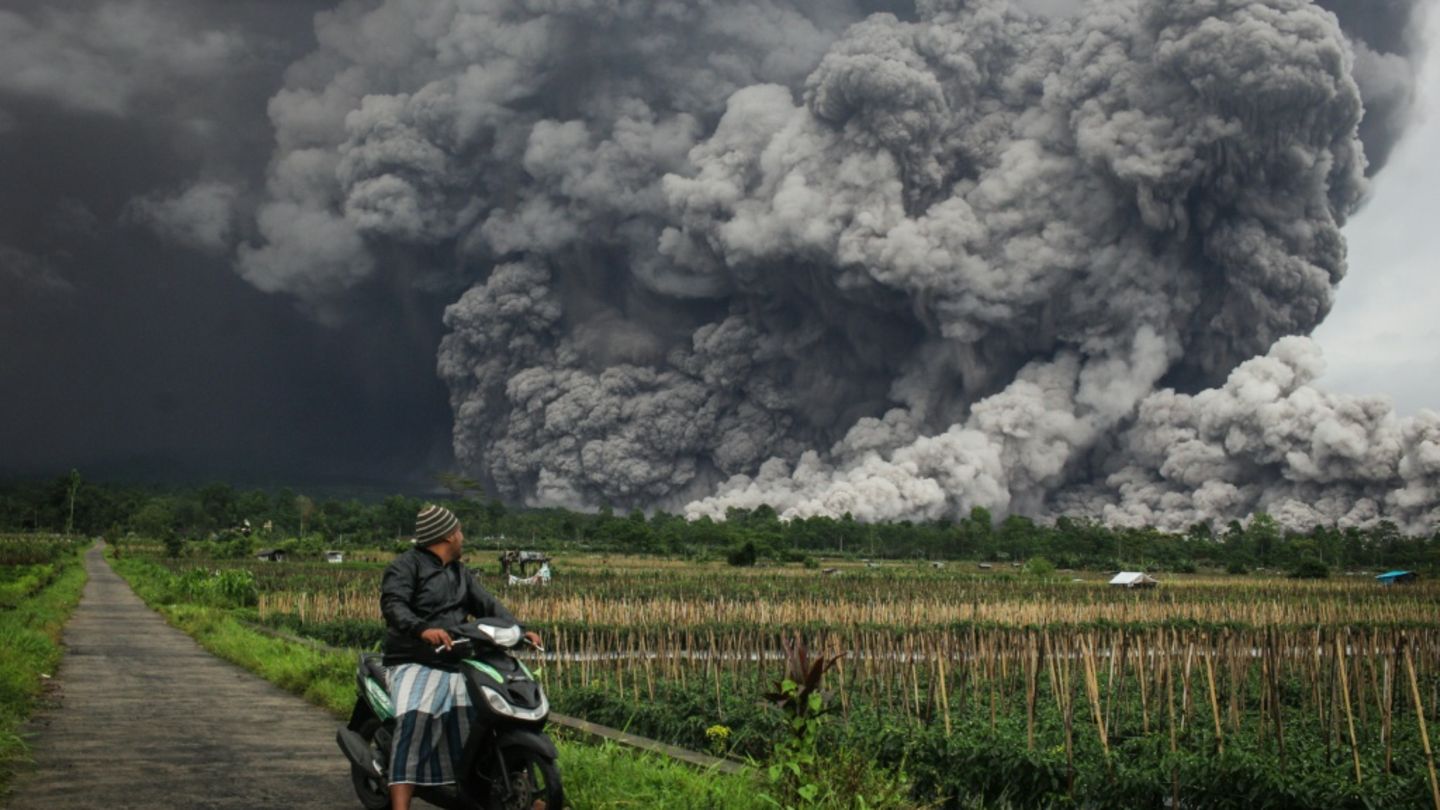 Vulkanausbruch in Indonesien: Hunderte bringen sich auf Java in Sicherheit