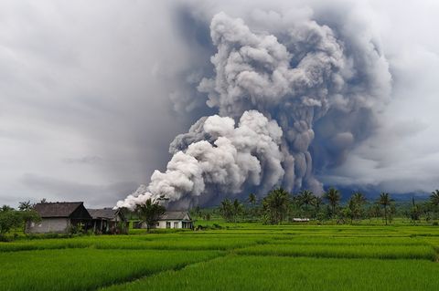 Die Aschesäule war zwei Kilometer hoch. Foto: Dwi Sasongko/XinHua/dpa