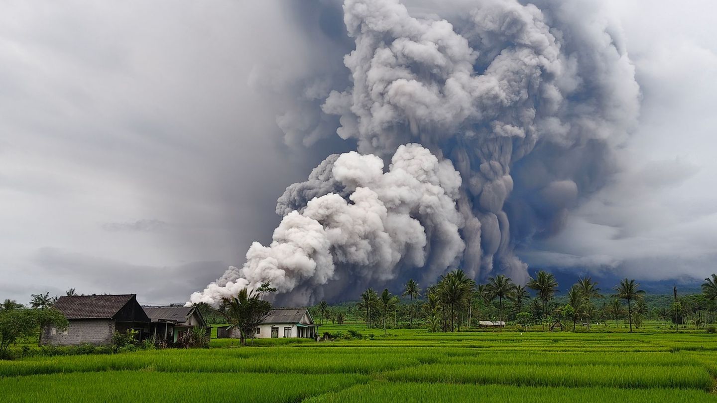 Die Aschesäule war zwei Kilometer hoch. Foto: Dwi Sasongko/XinHua/dpa