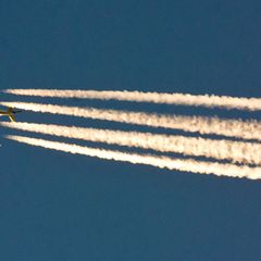 Zwei Flugzeuge über dem Vogtland haben für wilde Spekulationen und zu einem Einsatz von Polizei und Feuerwehr geführt. (Symbolbi