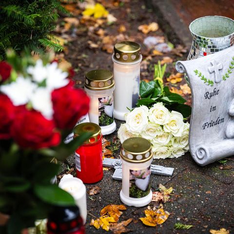 Nach einem mutmaßlichem Femizid in Bremen stellten Menschen Kerzen am Tatort auf