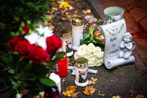 Nach einem mutmaßlichem Femizid in Bremen stellten Menschen Kerzen am Tatort auf