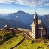 Blick vom Gipfel des Col di Lana mit Kapelle und Biwak-Hütte
