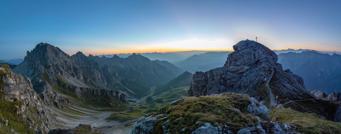 Sonnenaufgang am Hohen Burgstall, Panorama-Berglandschaft