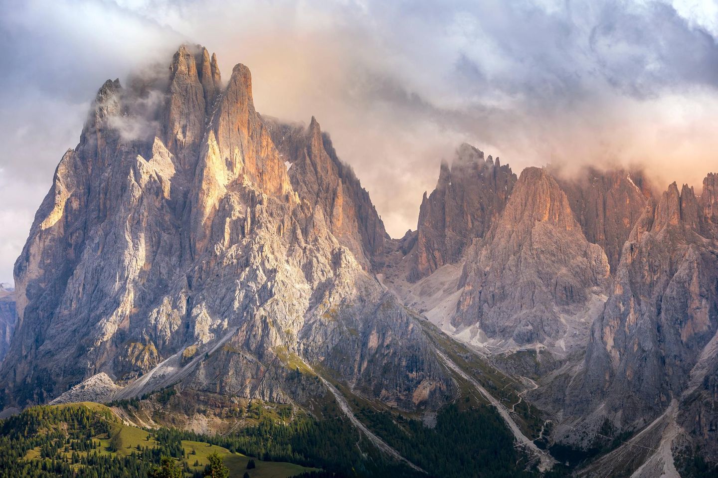Wolkenverhangene Langkofelgruppe  beim Sonnenaufgang