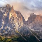 Wolkenverhangene Langkofelgruppe  beim Sonnenaufgang