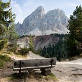 Hölzerne Bank mit Blick auf Peitlerkofel