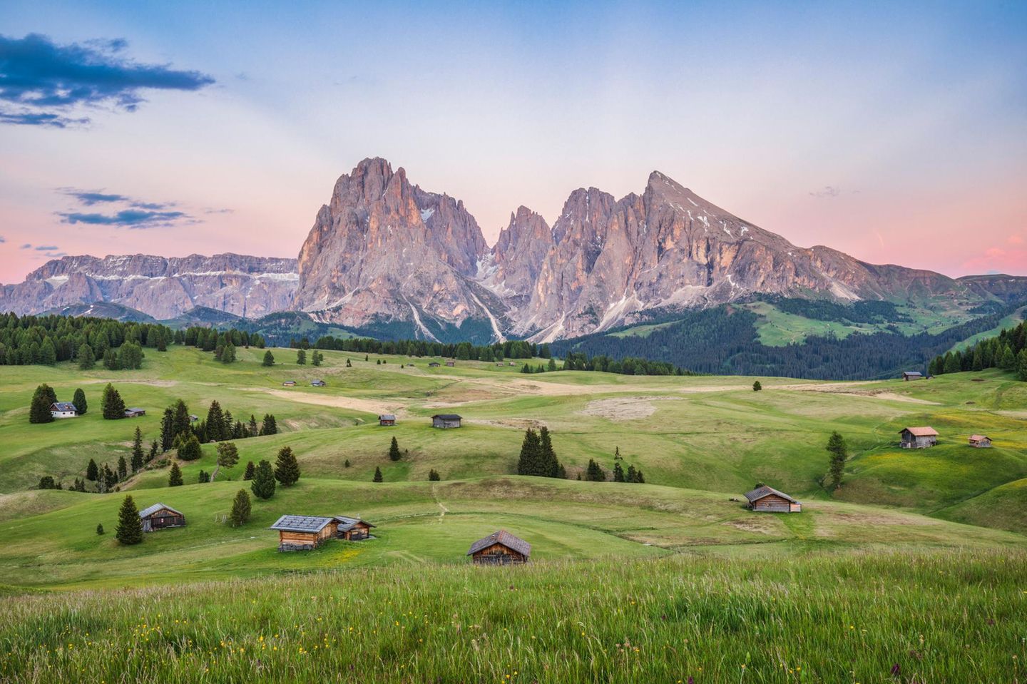 Blick über Seiser Alm mit Hütten auf Langkofel und Plattkofel
