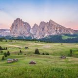 Blick über Seiser Alm mit Hütten auf Langkofel und Plattkofel