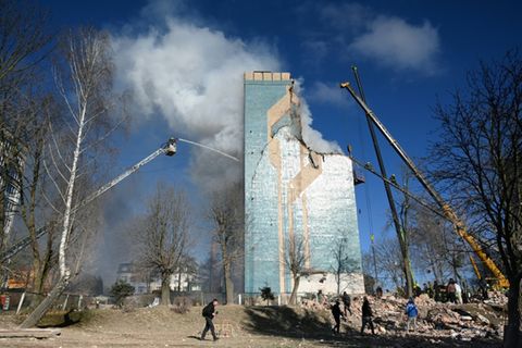 Das beschädigte Wohngebäude in Ternopil