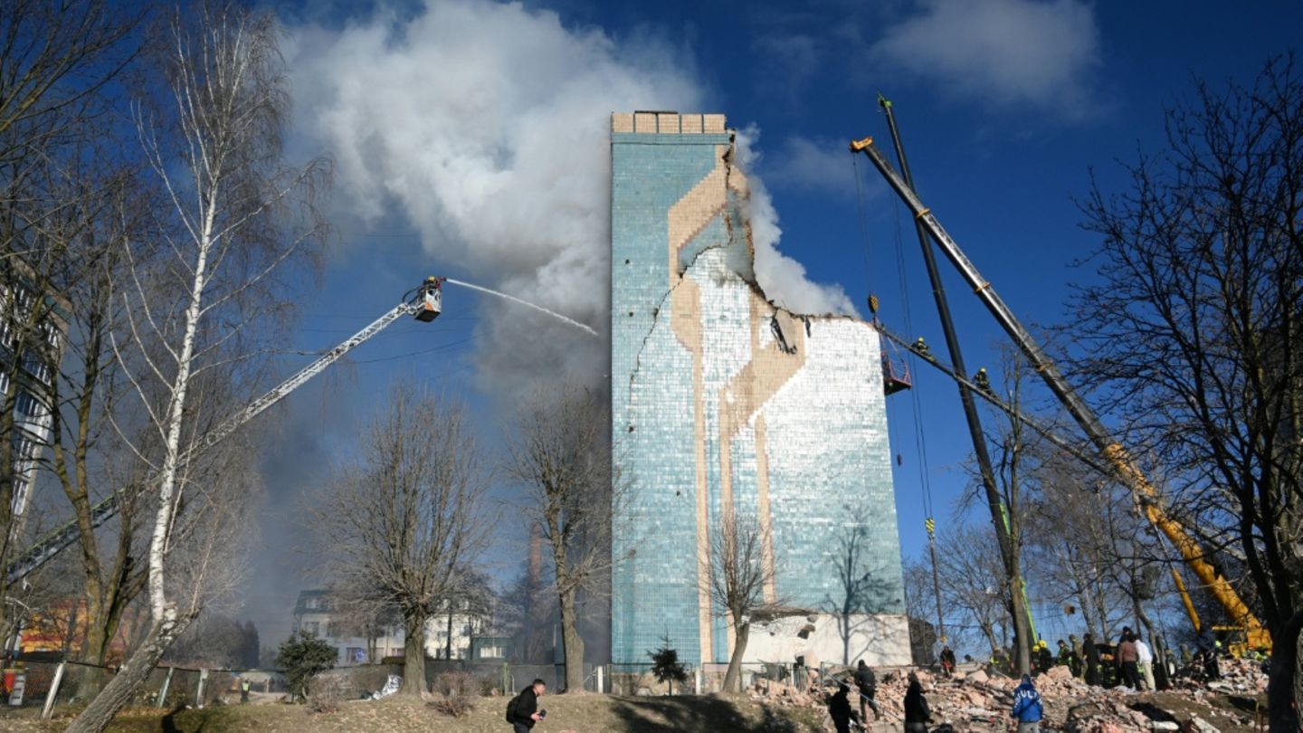 Das beschädigte Wohngebäude in Ternopil