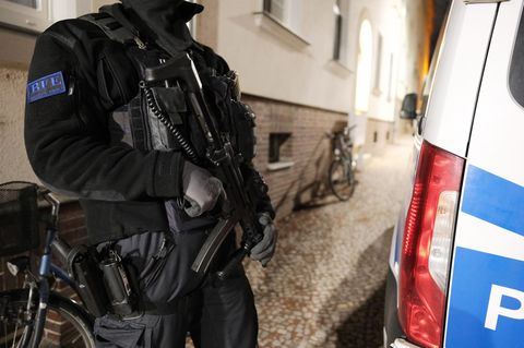 Ein Polizist vor der Wohnung von Taleb A. in Bernburg nahe Magdeburg