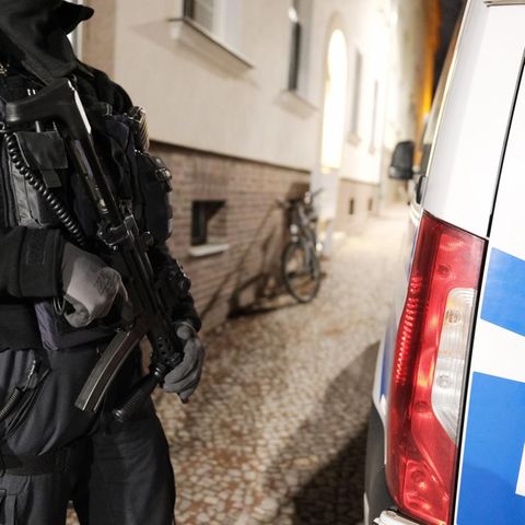 Ein Polizist vor der Wohnung von Taleb A. in Bernburg nahe Magdeburg