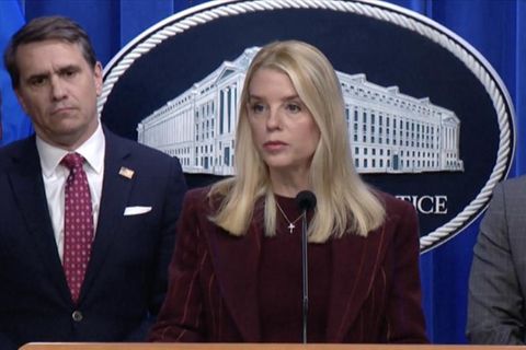 Die Justizministerin der USA hält eine Rede zur Freigabe der Akten.