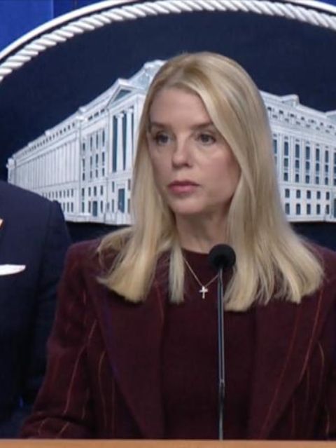 Die Justizministerin der USA hält eine Rede zur Freigabe der Akten.