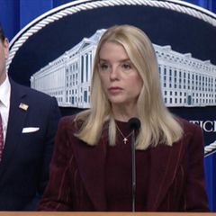 Die Justizministerin der USA hält eine Rede zur Freigabe der Akten.