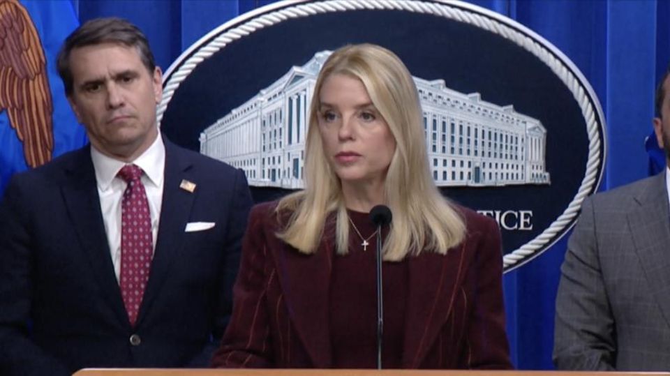 Die Justizministerin der USA hält eine Rede zur Freigabe der Akten.