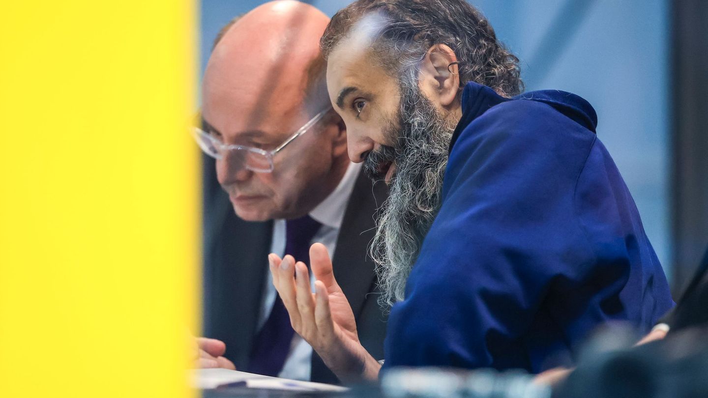 Der Angeklagte Taleb al-Abdulmohsen (r) sitzt neben einem Dolmetscher in einem kugelsicheren Glaskasten zur Prozessfortführung i
