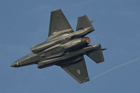 Ein US-amerikanischer F35-Kampfjet fliegt während der Dubai Air Show. (Archivbild) Foto: Fatima Shbair/AP/dpa