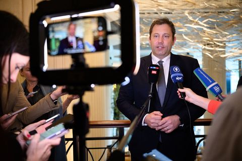 Klingbeil war für politische Gespräche in Singapur und fliegt von dort zum G20-Gipfel. Foto: Bernd von Jutrczenka/dpa