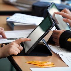 Das "Digitale Mobile Klassenzimmer" wird 2026 weiterhin gefördert. (Symbolbild) Foto: Soeren Stache/dpa