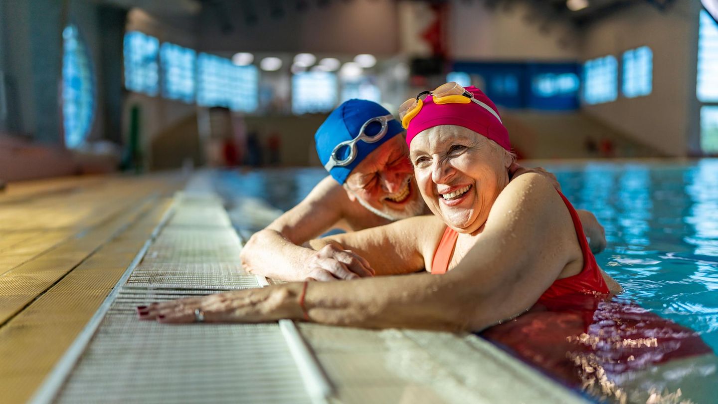 Ehepaar in Rente hat Spaß im Schwimmbad