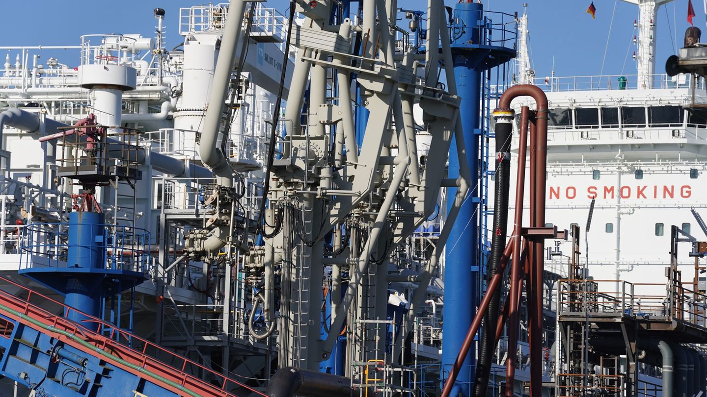 Das schwimmende LNG-Terminal kehrt nach Brunsbüttel zurück. (Archivbild) Foto: Marcus Brandt/dpa