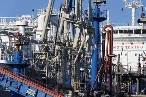 Das schwimmende LNG-Terminal kehrt nach Brunsbüttel zurück. (Archivbild) Foto: Marcus Brandt/dpa