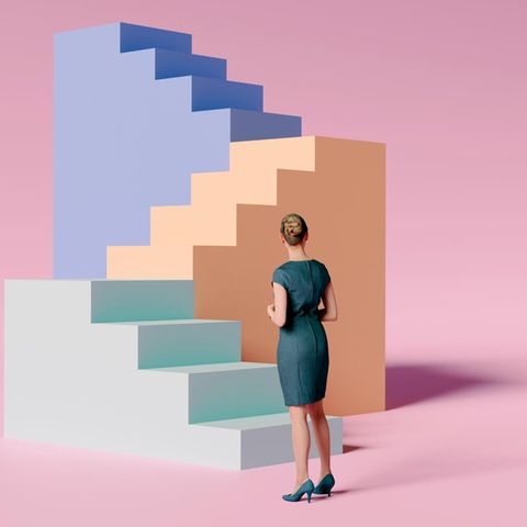 Hoch hinaus als Fachkraft in einem Engpassberuf – aber stimmt auch das Gehalt? (Symbolbild, eine Frau steht vor bunten Treppen))