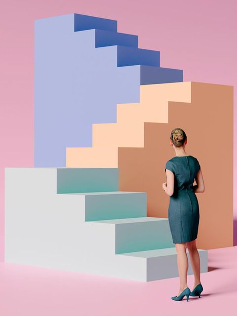 Hoch hinaus als Fachkraft in einem Engpassberuf – aber stimmt auch das Gehalt? (Symbolbild, eine Frau steht vor bunten Treppen))