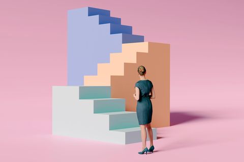 Hoch hinaus als Fachkraft in einem Engpassberuf – aber stimmt auch das Gehalt? (Symbolbild, eine Frau steht vor bunten Treppen))