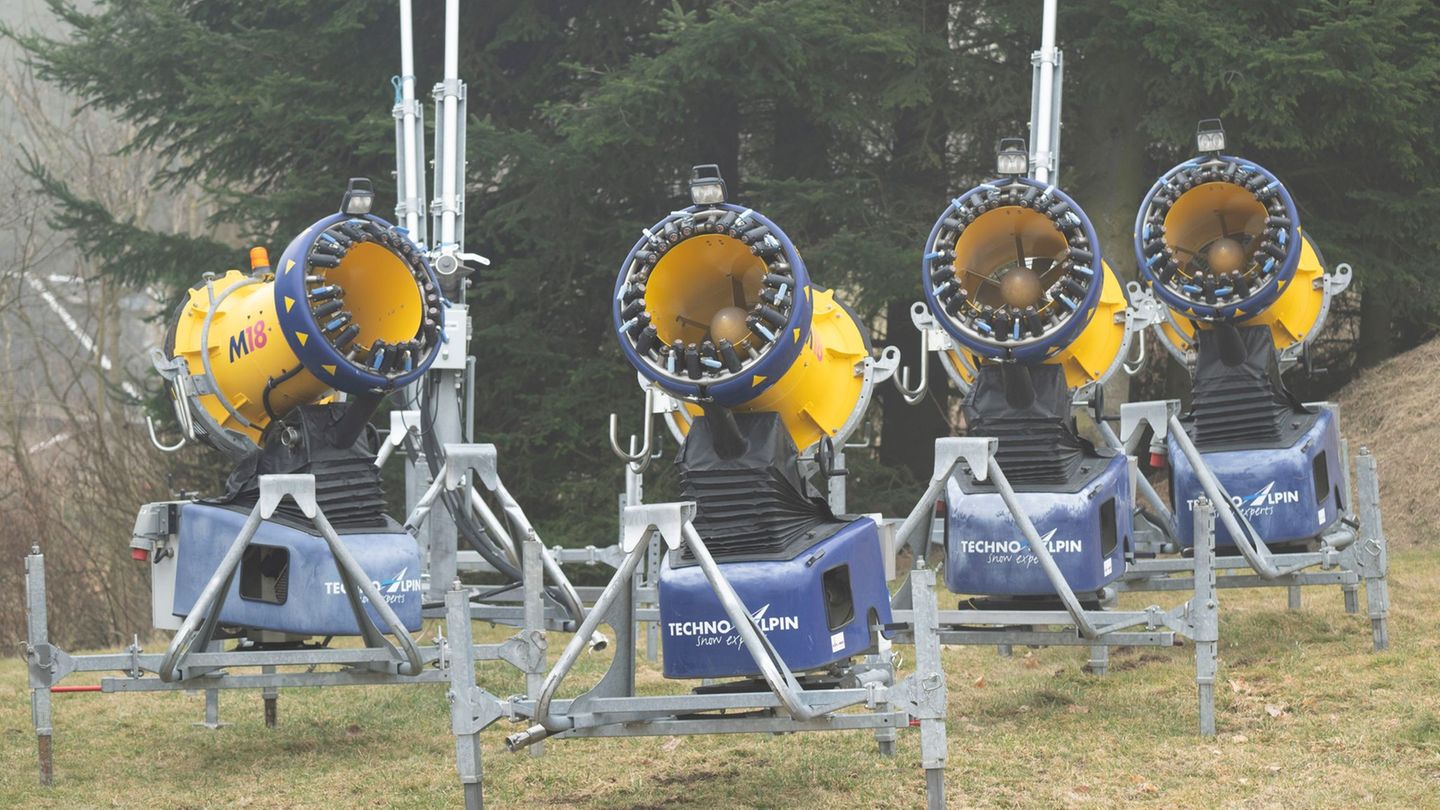 In Sachsens Skigebieten werden die Schneekanonen angeworfen. (Archivbild) Foto: Sebastian Kahnert/dpa