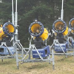 In Sachsens Skigebieten werden die Schneekanonen angeworfen. (Archivbild) Foto: Sebastian Kahnert/dpa