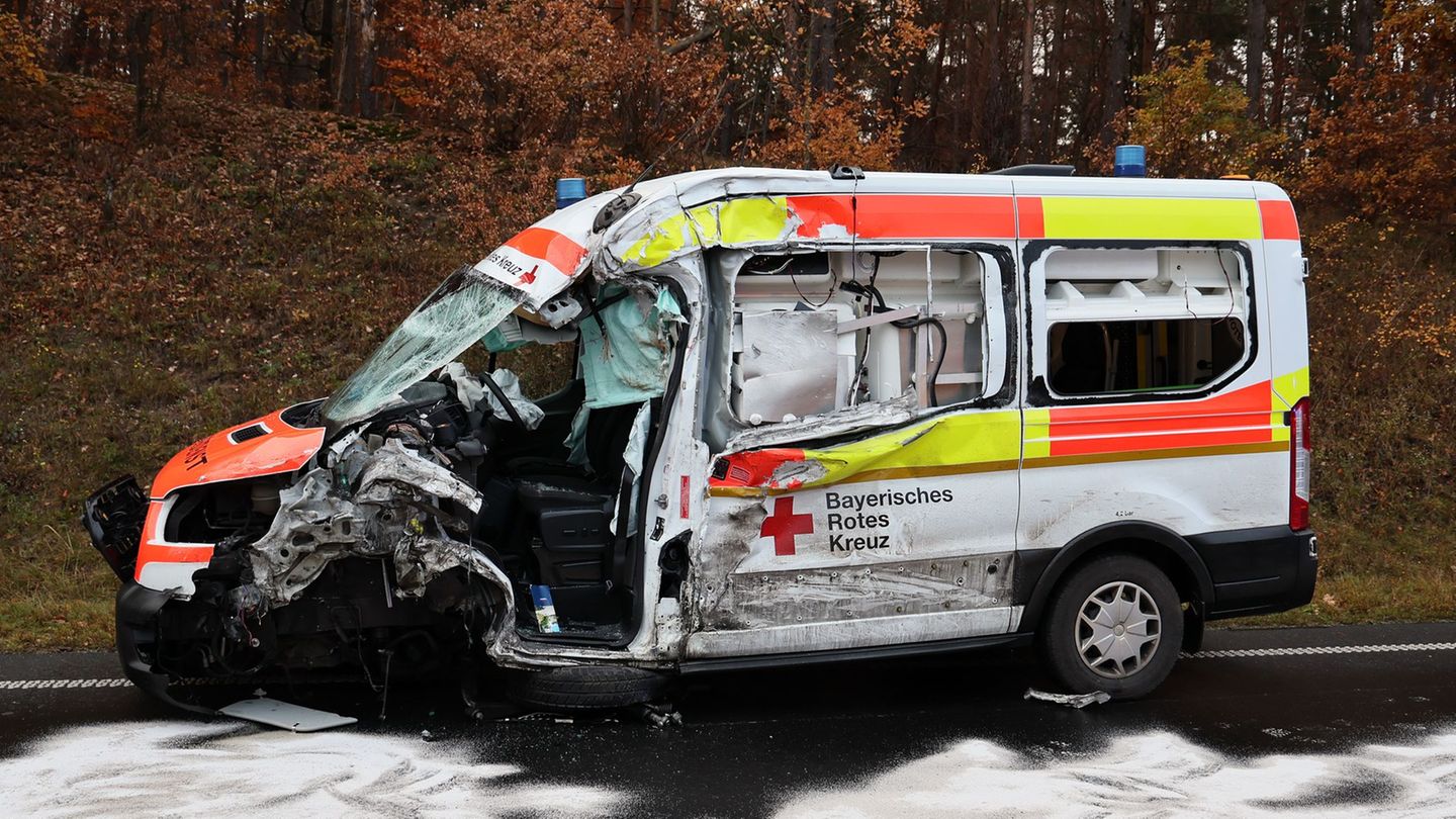 Der Rettungswagen ist mit einem Lastwagen zusammengestoßen. Foto: Ralf Hettler/dpa