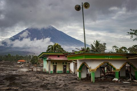 Vulkanasche im Dorf Supiturang