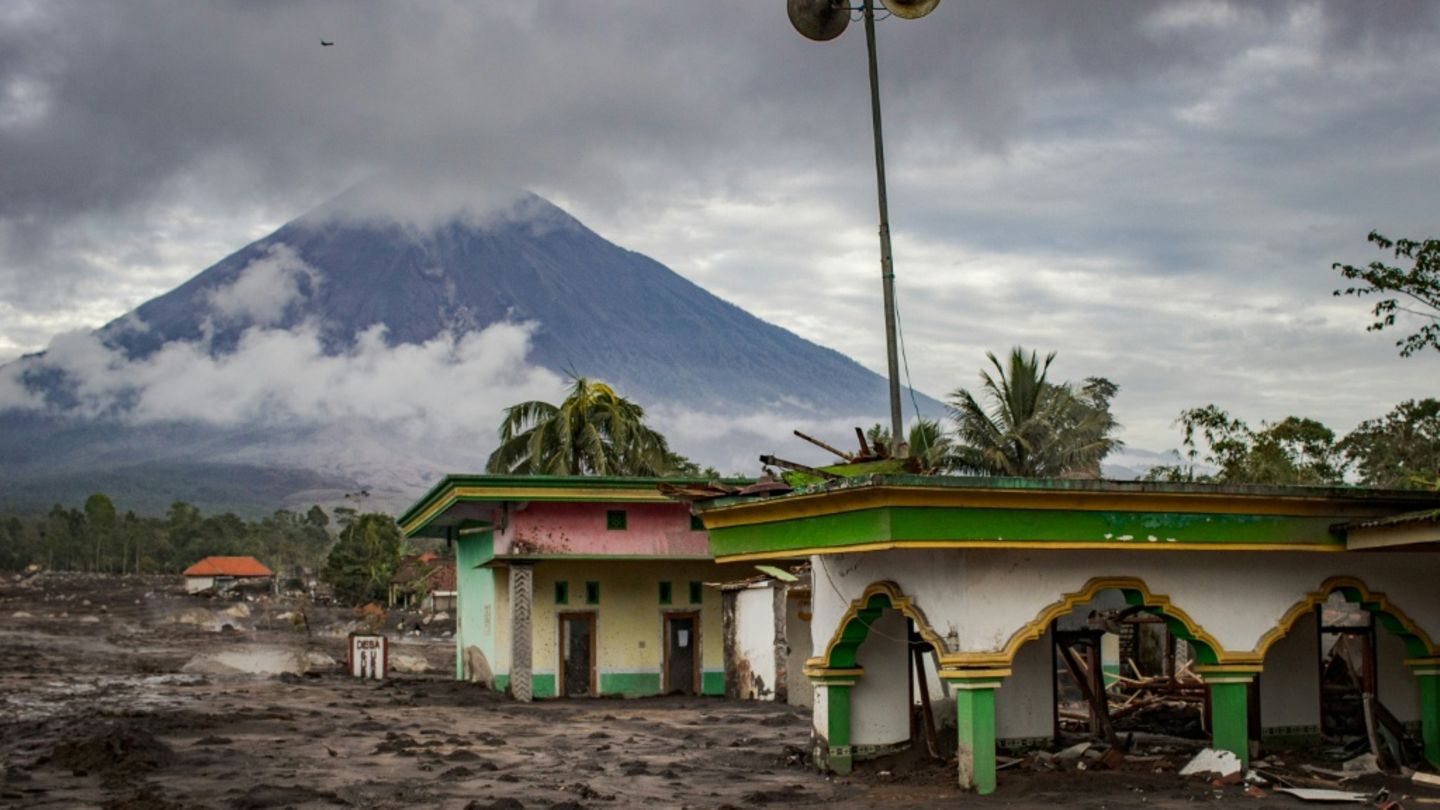 Vulkanasche im Dorf Supiturang