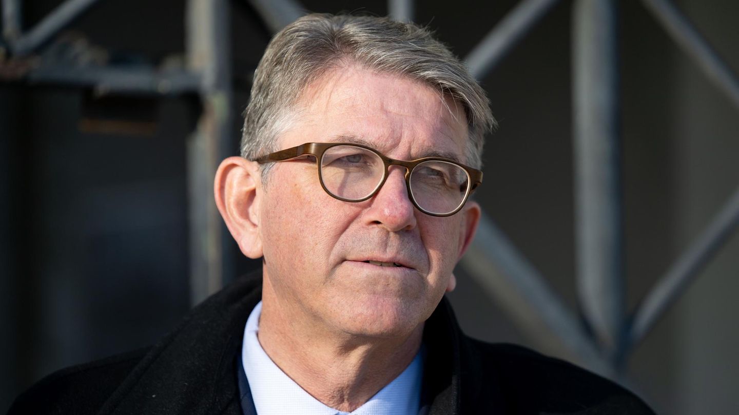 Kulturstaatminister Wolfram Weimer se je zaradi kritik ločil od svojih deležev v založbi