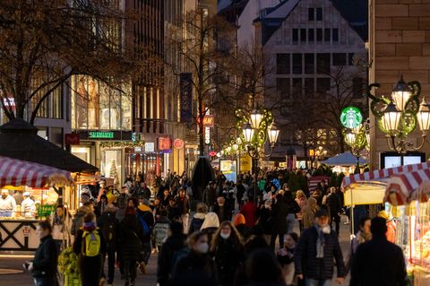 Eine weihnachtlich geschmückte Straße in der Nürnberger Innenstadt. Die Erwartungen der bayerischen Einzelhändler an das Weihnac